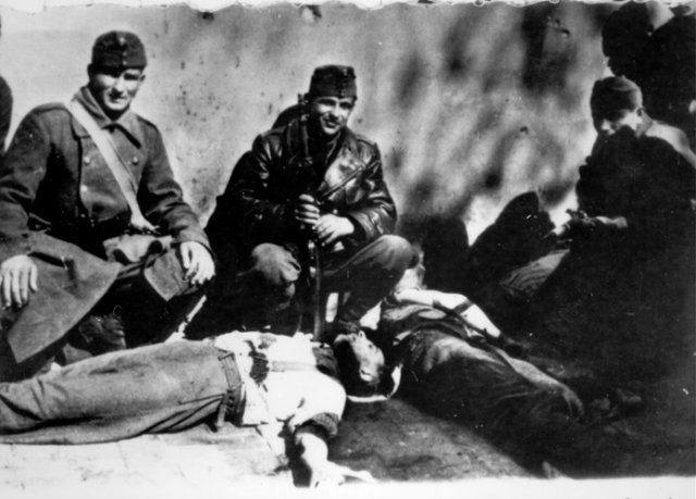 Magyar katonák utcán heverő civilruhás holttestek mellett-1941 (Forrás: Magyar Nemzeti Múzeum/87.828)
